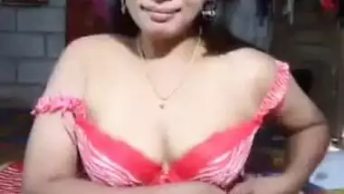 Desi female sees no problems with XXX posing and sex boob flashing