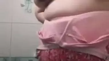 Fatty Desi whore captures herself performing XXX striptease in bath