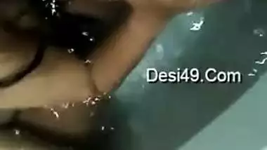 Friend films amateur XXX video of the Desi couple taking a bath