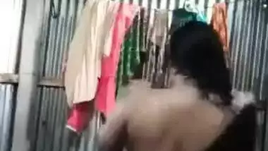 Chubby Desi village wife worships saggy XXX tits while bathing nude