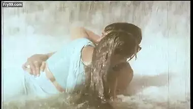 Rare hot yesteryear beauty Rupini boobs pressed hard, wet navel boob show in blouse