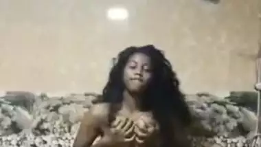 Dusky Desi girl with small boobs shows nude XXX body in the bathroom