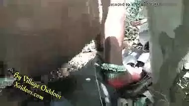 Desi jungli sex movie of a young couples outdoor sex act