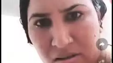 Desi nympho adores washing in the nude in XXX video for MMS watchers