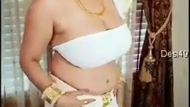 National XXX outfit of Desi woman is set to help her lure hubby into sex