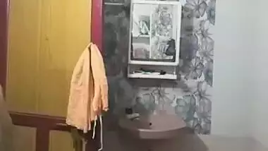 Tenant films voyeur porn video and the Desi landlady doesn't know it