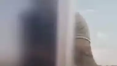 Voyeur catches mature Desi couple having XXX fuck car in the car