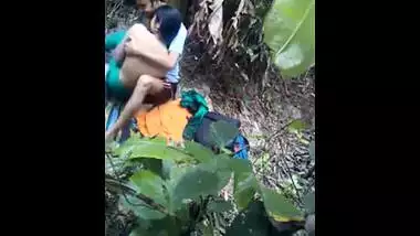 Newly wed pair have a fun outdoor sex on their honeymoon