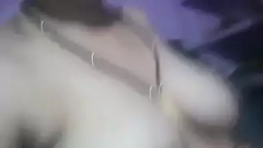 Desi bhabi fingering pussy