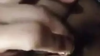 Girl in birthday XXX suit spreads legs and shows boobs in Desi video