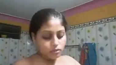 Cute bhabhi reveals her huge XXX breasts for amateur Desi video