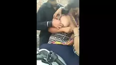 Sexy big boobs desi teen girl gets her tits pressed in threesome!