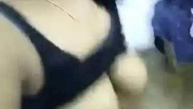 Desi female helps fans relax in a XXX way pulling her black top up