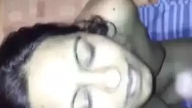 Lucky neighbor cums on Indian neighbor's face after XXX blowing