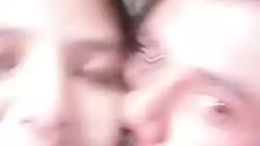 Babe in a sari show off her face on camera while Desi man is kissing her