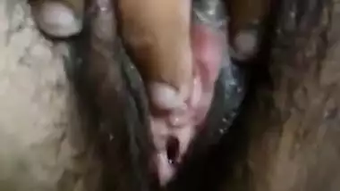 Bored Desi housewife puts XXX pinky flower in camera for MMS fans