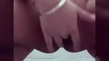 Horny Desi girl uses fingers to satisfy XXX cave in solo sex video
