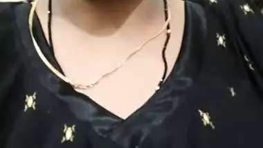 Mature Desi pulls dress up to expose saggy tits in self-made XXX video