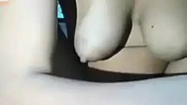 Kinky MMS video of sexy Desi slut sticking veggies into her XXX cunt