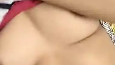 Desi girl is sexy and she knows it so exposing boobs is easy