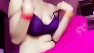Cute Desi hottie XXX show of her naked boobs is by MMS fans