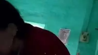 Desi MILF is happy and satisfied in XXX way in dark homemade video