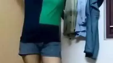 Adore watching this Tamil girl’s nude bald pussy and cum on seeing it!