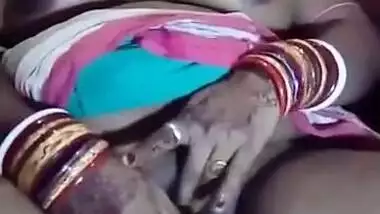 Local Desi Mami Masturbating Using Brinjal Inside Pussy