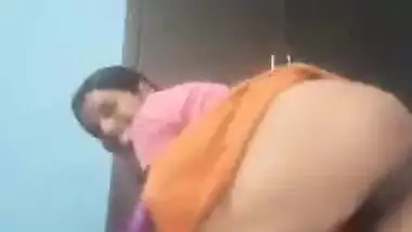 Telugu housewife showing her boobs pussy