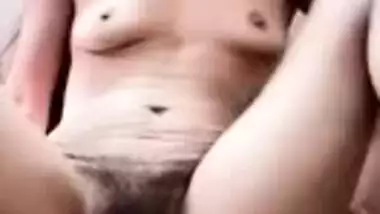 Skinny Desi XXX aunty showing her big pink pussy hole on cam