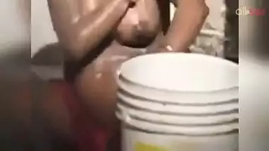 Outdoor bathing sexy Desi aunty beauty rubs her pussy under water