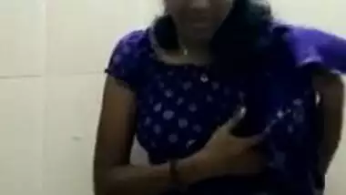Housewife wants to be a sex Desi model and exposes her XXX buttocks