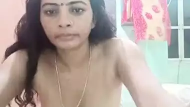 Desi with red dot on forehead performs XXX striptease in home video