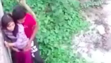 Two Indian lovers caught fucking in outdoor garden in Desi mms video