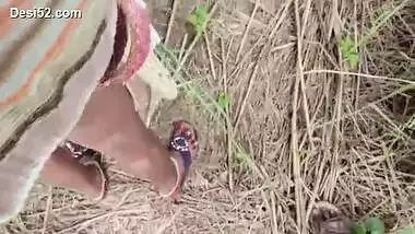 Chhoti Mosey was called in the field and took Chod in Hindi porn