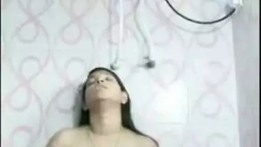Solo sex video of busty Desi cutie rubbing XXX clit in the shower