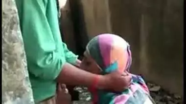 Desi mms sex scandal, Paki muslim girl caught sucking dick BF outdoor