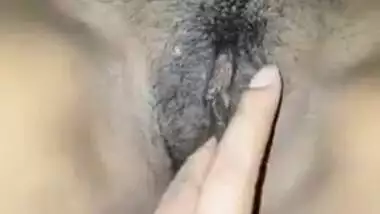 Indian girl allows sex lover to feels her XXX pussy from the inside