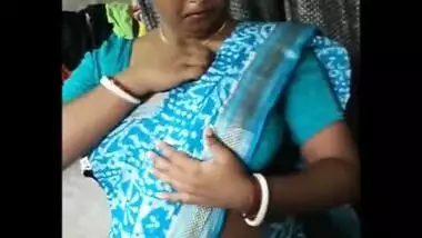 Bubbly delhi housewife bhabhi disha roy bubbly navel and cleavage expose in blue sare