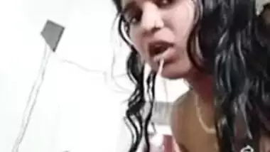 Bhabhi impresses her Desi man with XXX blowjob for live cam show