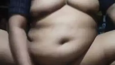 Desi nude aunt masturbates with a plastic bottle