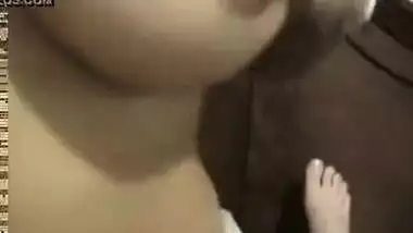 Chachi ki apne bete ke dost se sex ki Indian porn video