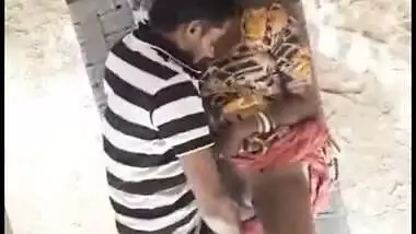 Dehati chori ki Punjabi ghar ke aangan me hot chudai clip