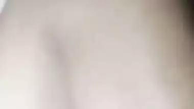 Desi XXX slut gets her bald pussy fucked in missionary style MMS