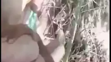 Local guy caught on Desi mms video of village lovers caught fucking outdoor