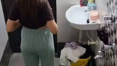 Neighbor girl boobs show before bathing viral MMS