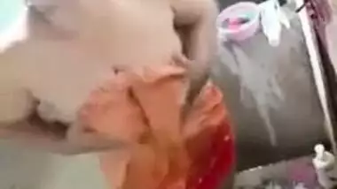 Desi aunty bathing full nude outdoor on mms cam for her lover