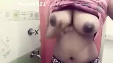 Indian webcam girl teases lovers of porn touching the succulent chest