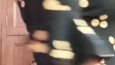 Indian babe set the camera on to expose small waist and flat XXX belly