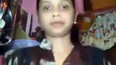 Desi XXX lady finally takes off striped bra that hides yummy tits